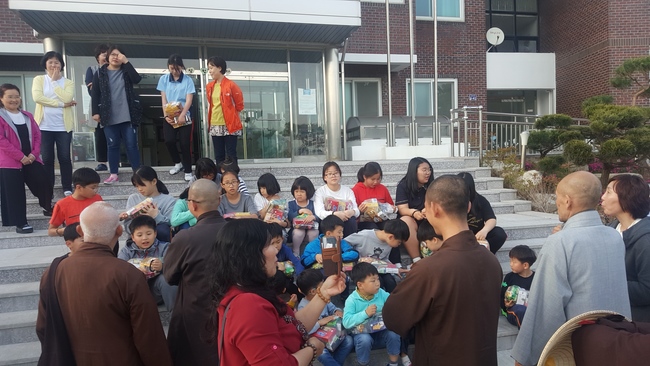 Partake in the Vesak Ceremony at Yonggungsa Cham Joeun Uri Temples